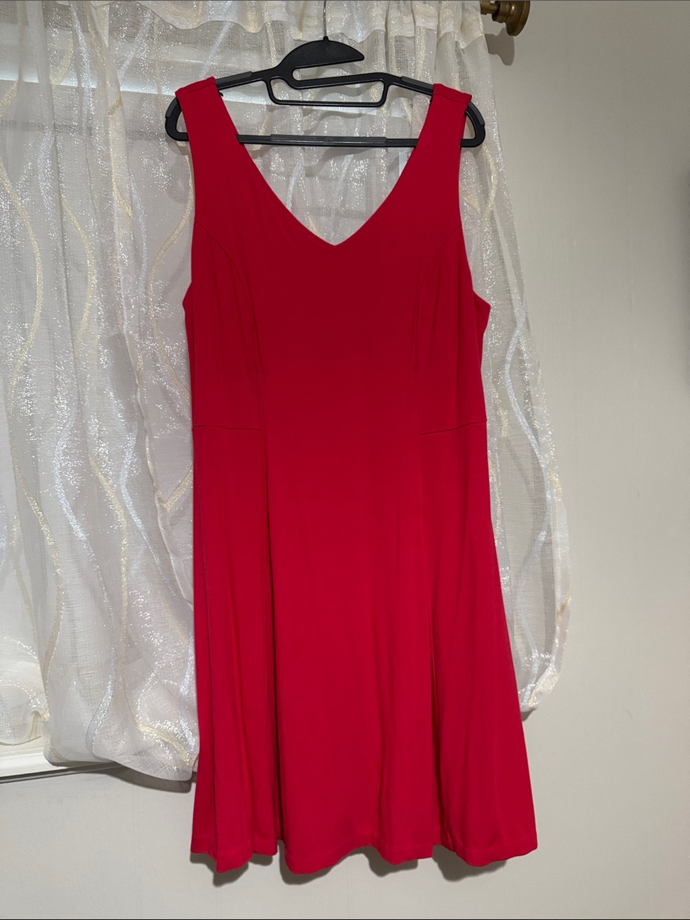 Donna Ricco Sleeveless V-Neck Midi Dress in Bright Red